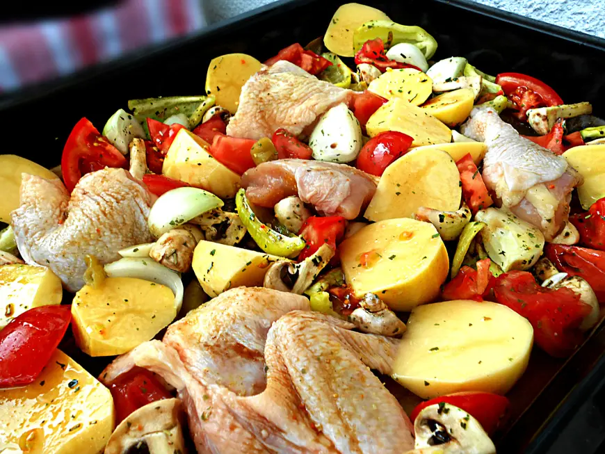 Traži recept: Sočna piletina iz rerne s povrćem i bijelim lukom